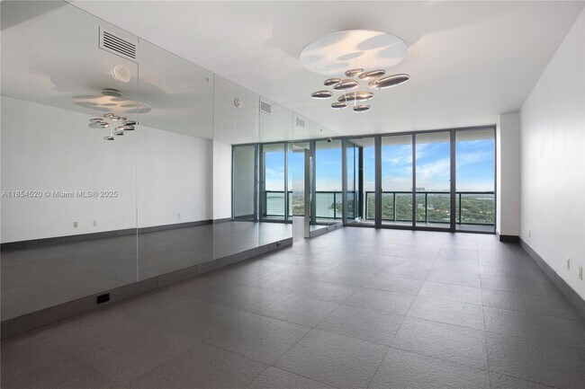 Foto del edificio - 601 NE 36th St