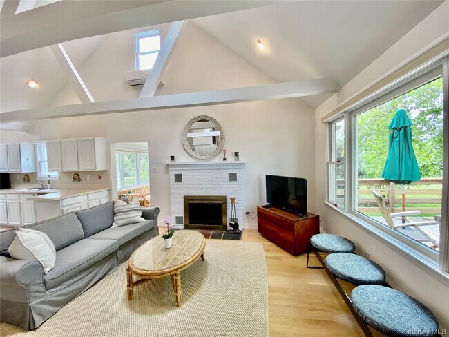 Foto del edificio - 1875 Bayview Ave