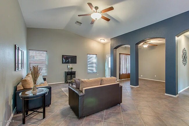 Foto del edificio - 44189 W Pioneer Rd