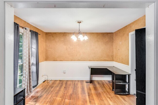Building Photo - 211 W Lakeview Dr