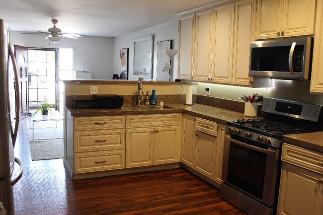 Building Photo - 424 Woodlawn Ave