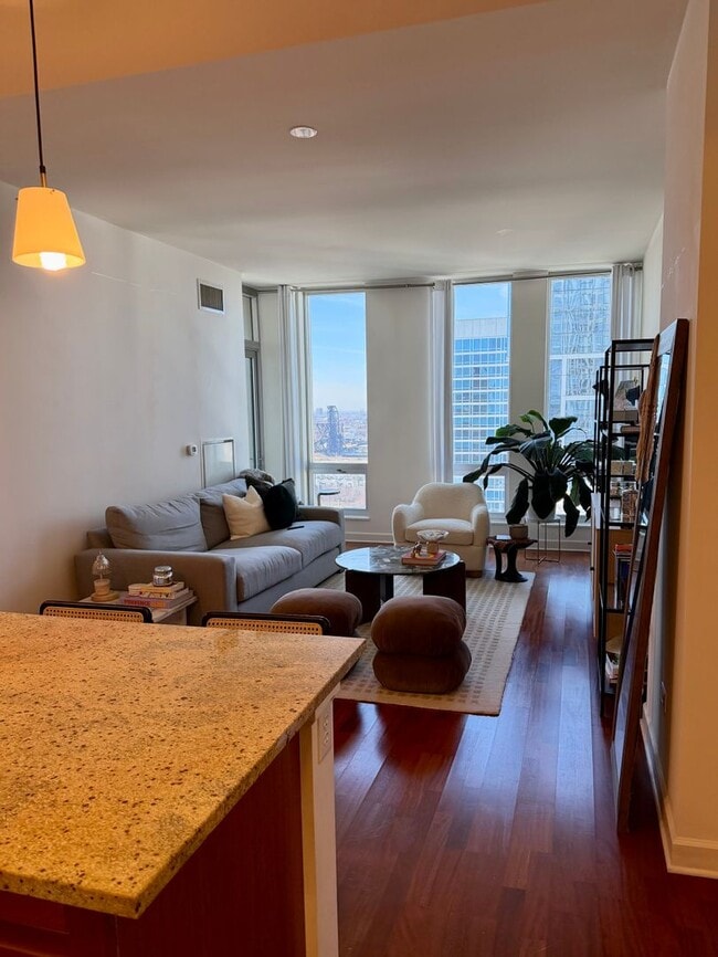 Foto del edificio - Stylish South Loop 1 Bed, 1 Bath w/ Pool, Elevator, Party Room + Extra Storage