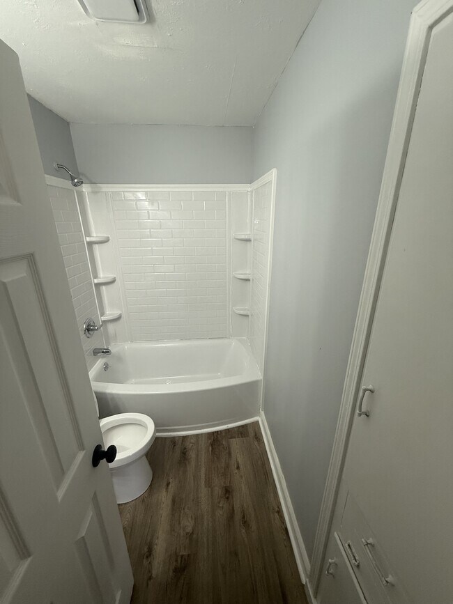 Building Photo - 221 Meadowbrook Dr