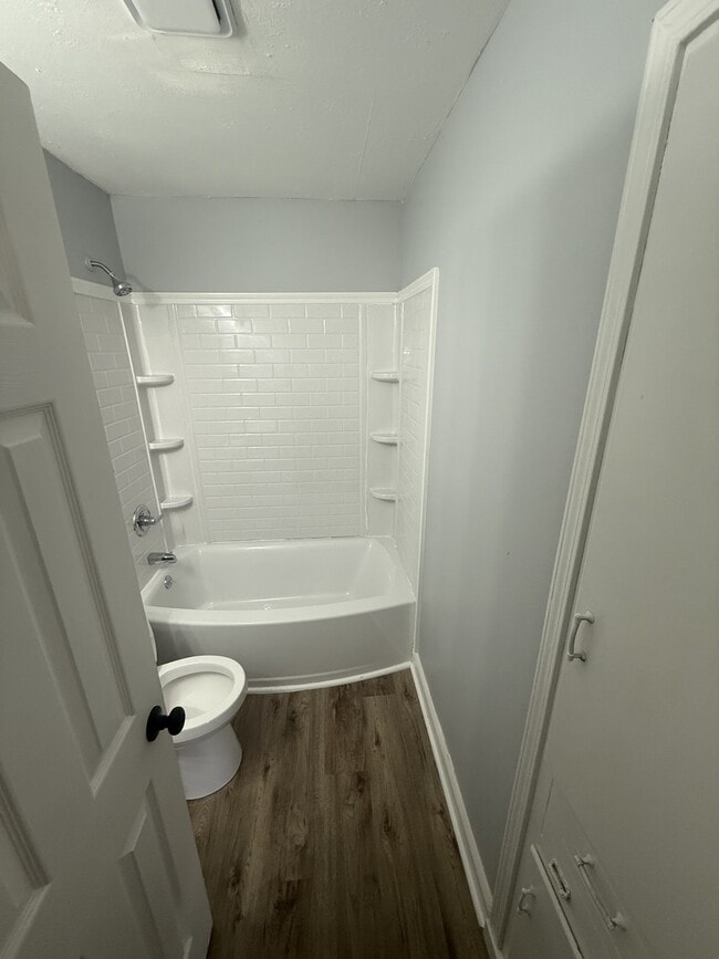 Foto del edificio - 221 Meadowbrook Dr