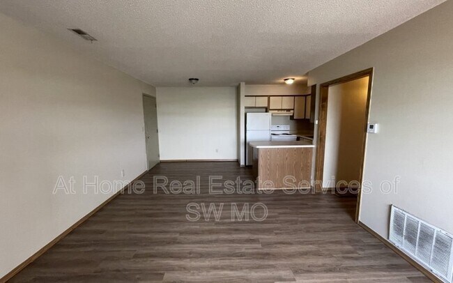 Building Photo - 2856 S Rogers Ave