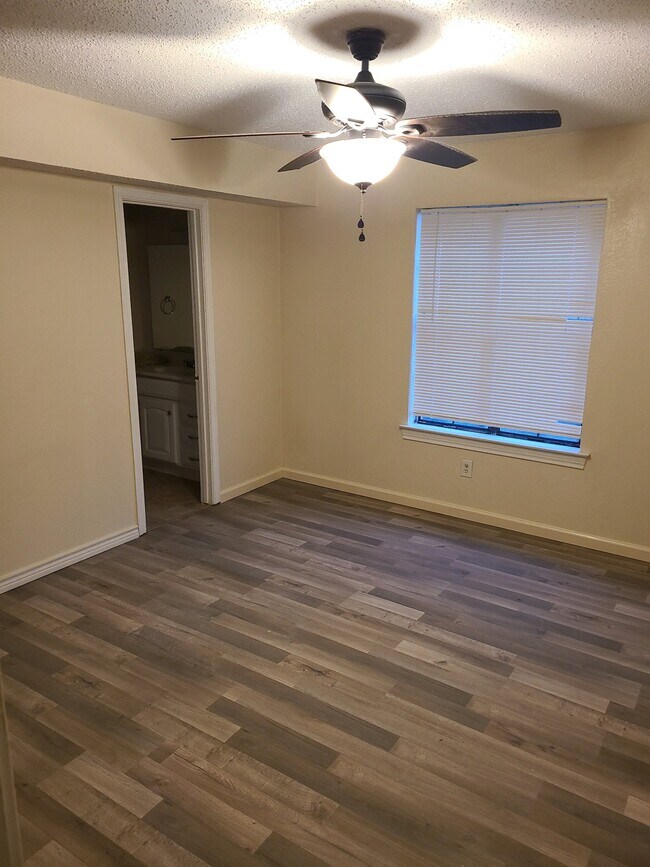 Fotos de una unidad modelo con distribución idéntica: dormitorio principal con baño principal adjunto. - 201 W Trinity St