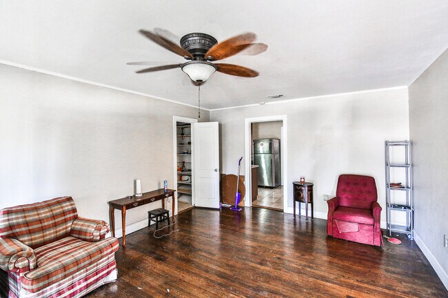 Building Photo - Pre-leasing for July!