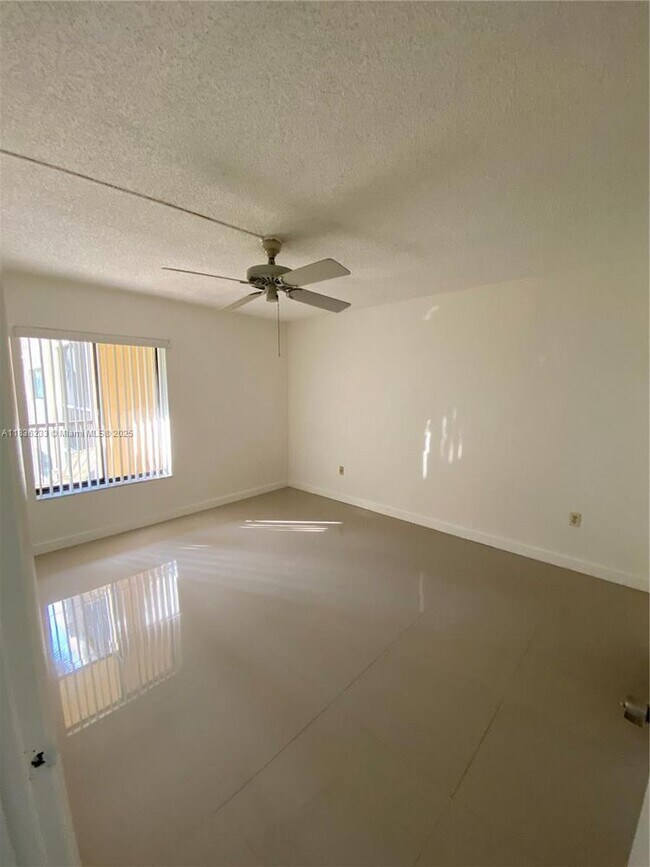 Foto del edificio - 8015 SW 107th Ave