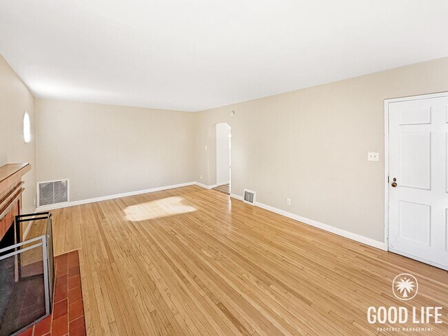 Foto del edificio - Charming 3-Bedroom Anaheim Home Featuring Private Backyard & Assigned Parking