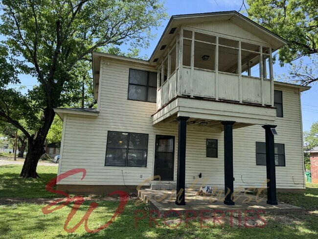 Foto del edificio - Outstanding 3 bedroom with extra bonus room and screened in porch!