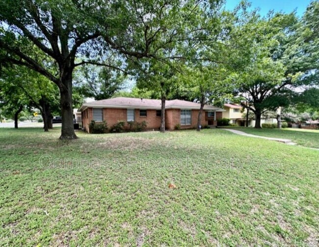 Foto del edificio - 1400 Royal Oaks Dr