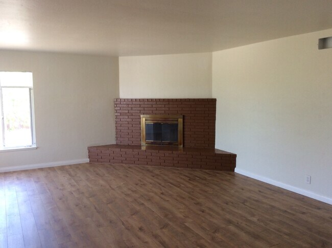 Foto del edificio - AUGUST 2026 SDSU AREA HOME - 4 bedrooms / 3 bath - With Big yard on Canyon!