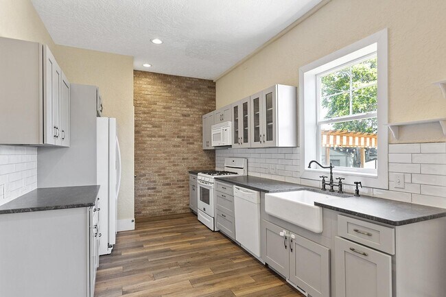 Building Photo - Sunny & charming Lincoln Park home near Ar...