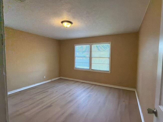 Building Photo - Great 2/1!