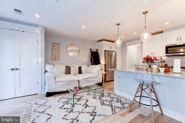 Foto del edificio - 2233 40th Pl NW