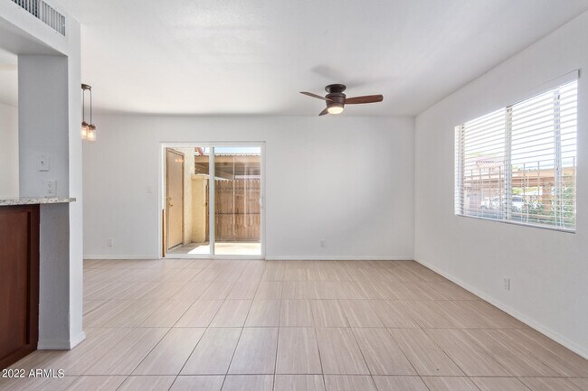 Building Photo - 1211 E Townley Ave