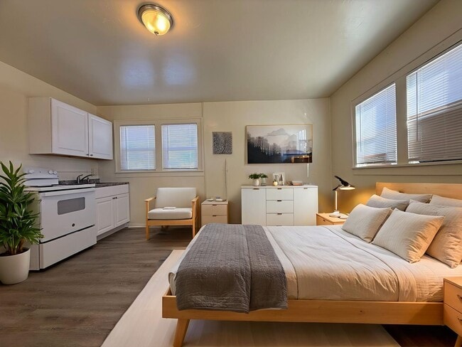 Building Photo - 626 E Hills Rd