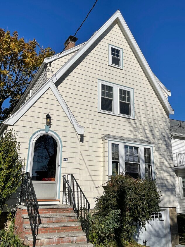 Primary Photo - 19 Burton St