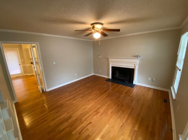 Building Photo - Charming Woodcroft Home