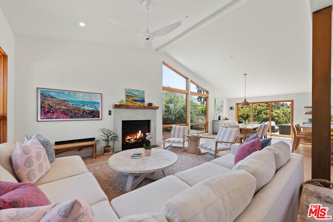 Building Photo - 6563 Dume Dr