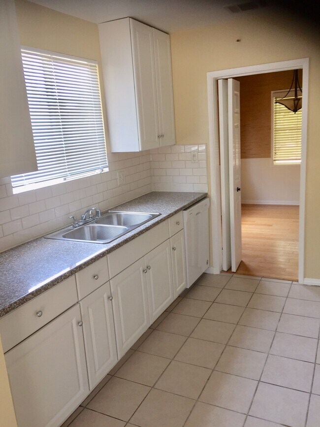 Building Photo - 2506 Hanning Ave