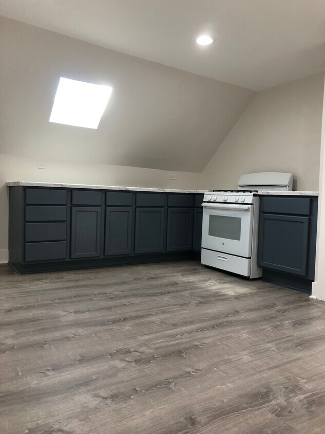 Kitchen - 3235 N Monticello Ave