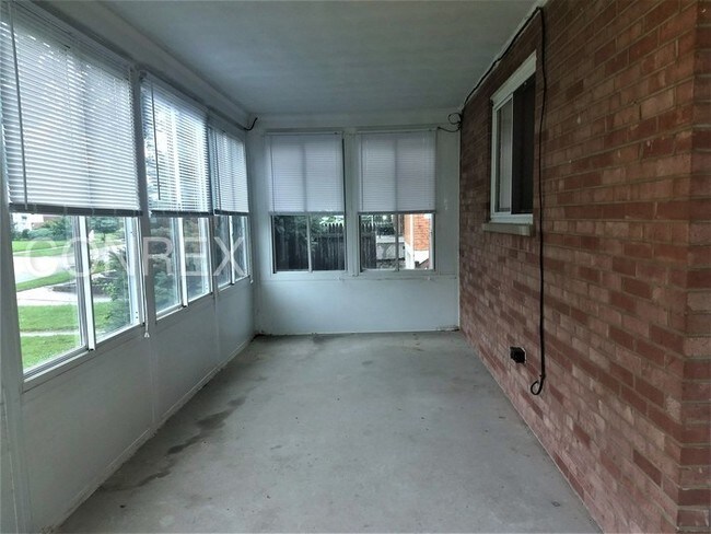 Building Photo - Cozy 3 bedroom with a screened in porch!!