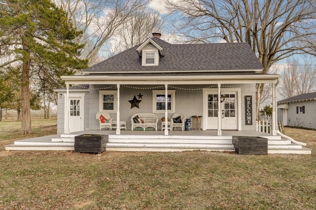 Foto del edificio - Charming Country Home — 4 Bed | 1 Bath | 1,500 Sq Ft