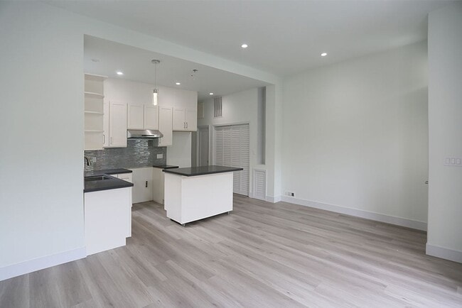 Building Photo - OPEN HOUSE: Sunday (7/20) 1:30pm-2:00pm. F...