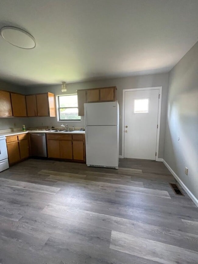 Building Photo - Alcoa City Schools  2 bedroom 2 bath call ...