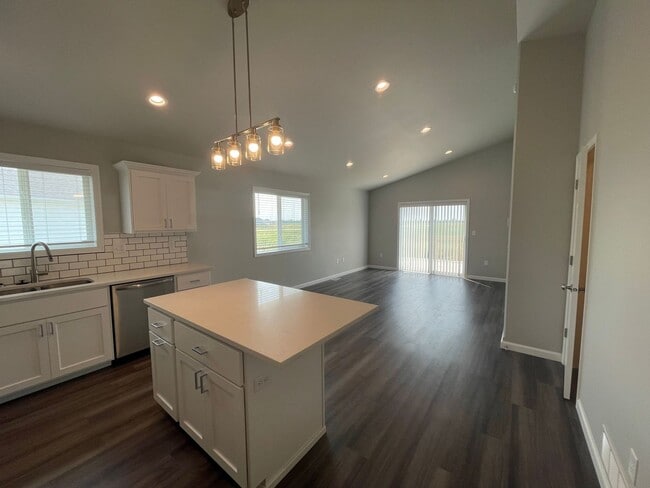 Building Photo - Gorgeous 3 bed, 2 bath in South Fargo!