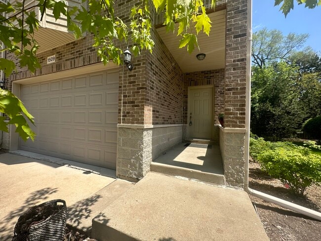 Building Photo - 1509 Stonegate Manor