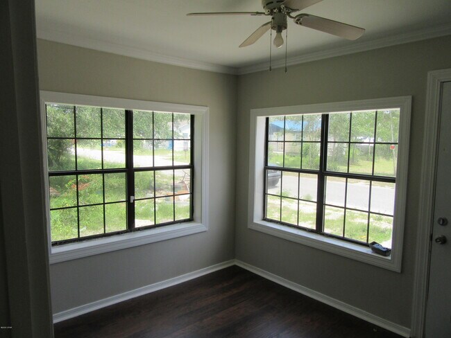 Foto del edificio - 803 E 10th Ct