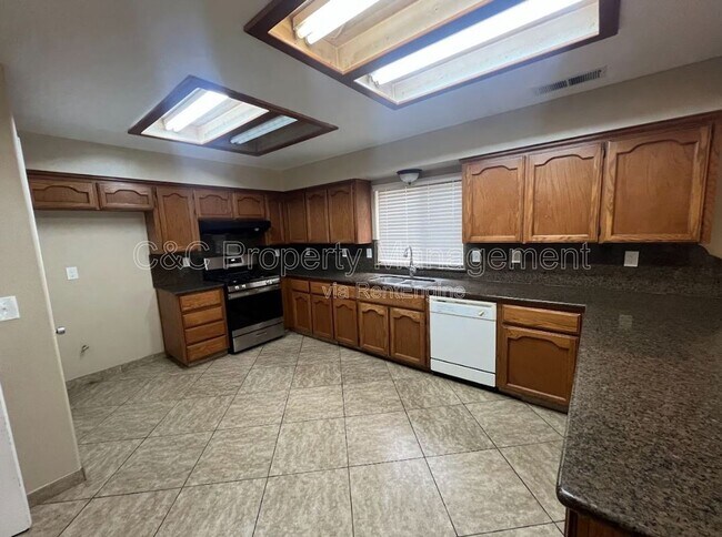 Building Photo - 3371 N Forestiere Ave