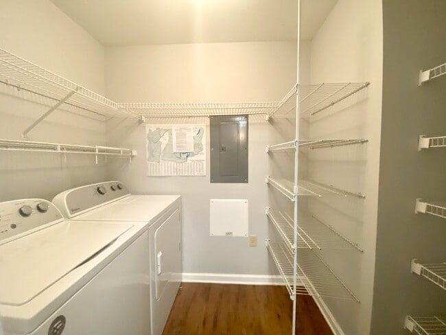 Building Photo - Two Bedroom Spacious Condo Near Everything Bluffton Has to Offer!