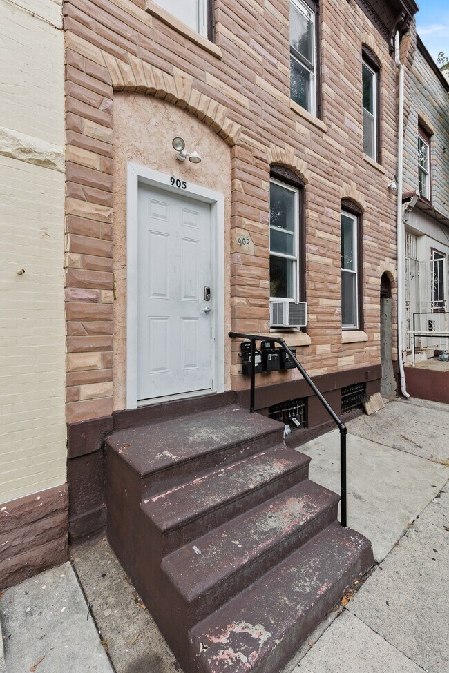 Building Photo - 905 Buttonwood Street, Unit A