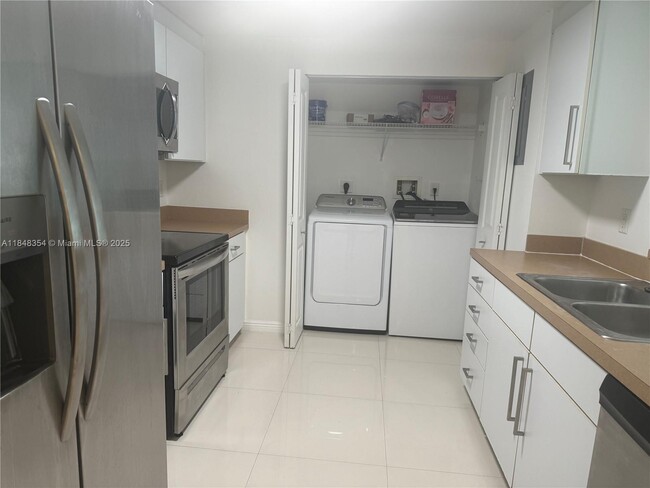 Building Photo - 1155 Brickell Bay Dr