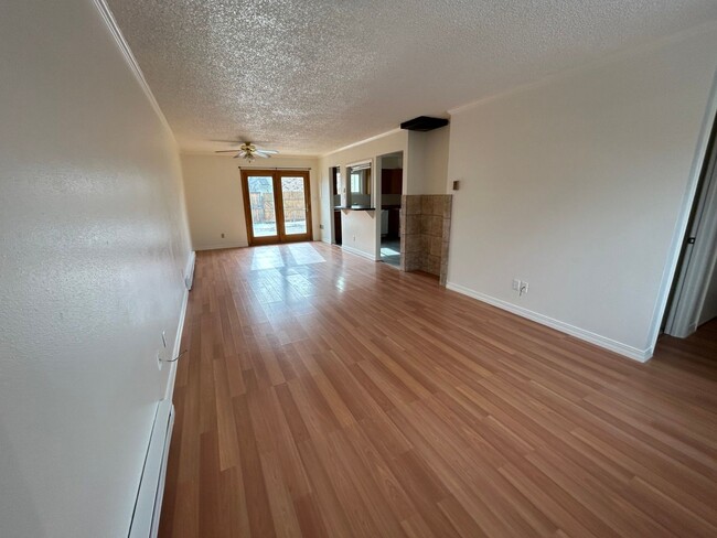 Foto del edificio - 3 Bed 1 Bath Townhome In Excellent Neighbo...