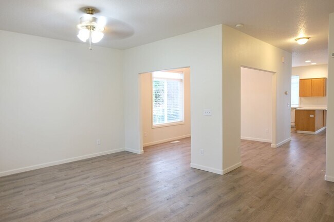 Foto del edificio - ****HALF MONTH RENT FREE***? Your Dream Rental: Large, Serene Home with Fenced Yard?