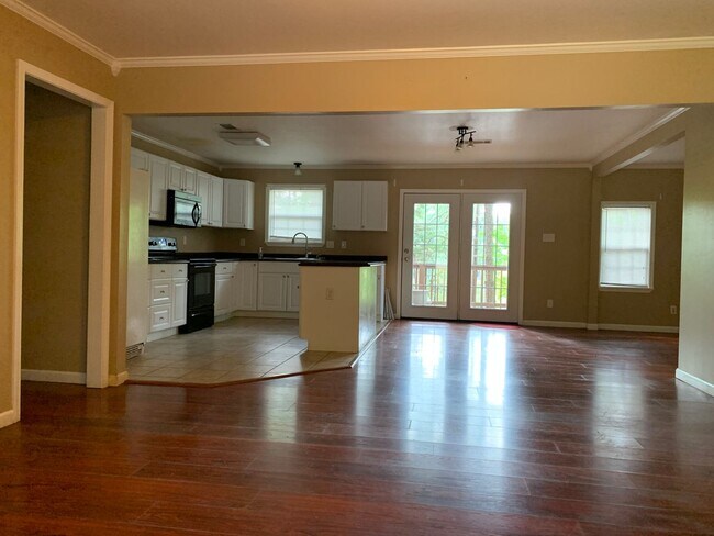 Building Photo - 1306 E Twin Lakes Dr