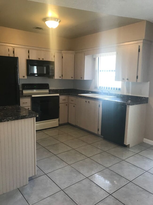 Foto del edificio - Charming 3 bedroom/1.5 bath Fenced Home in St.Cloud