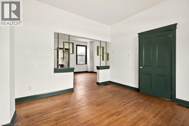 Building Photo - 285 Mary St