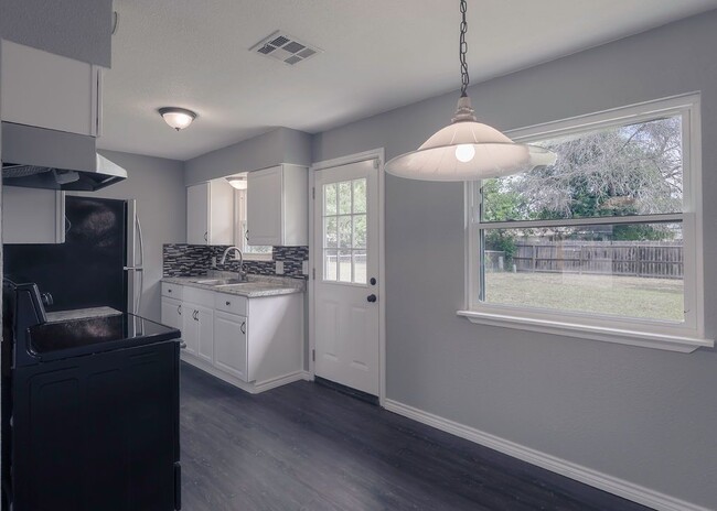 Building Photo - Beautifully remodeled 4 bedroom!