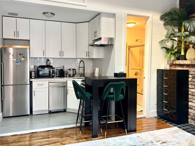 Building Photo - 329 W 19th St