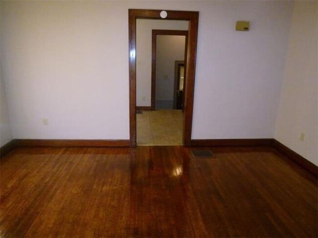 Building Photo - 2 Bedroom Home Near Union Hospital - Pets Welcome!