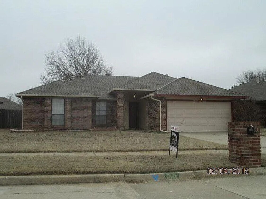 Primary Photo - Beautiful home in the Oakwood East Subdivi...