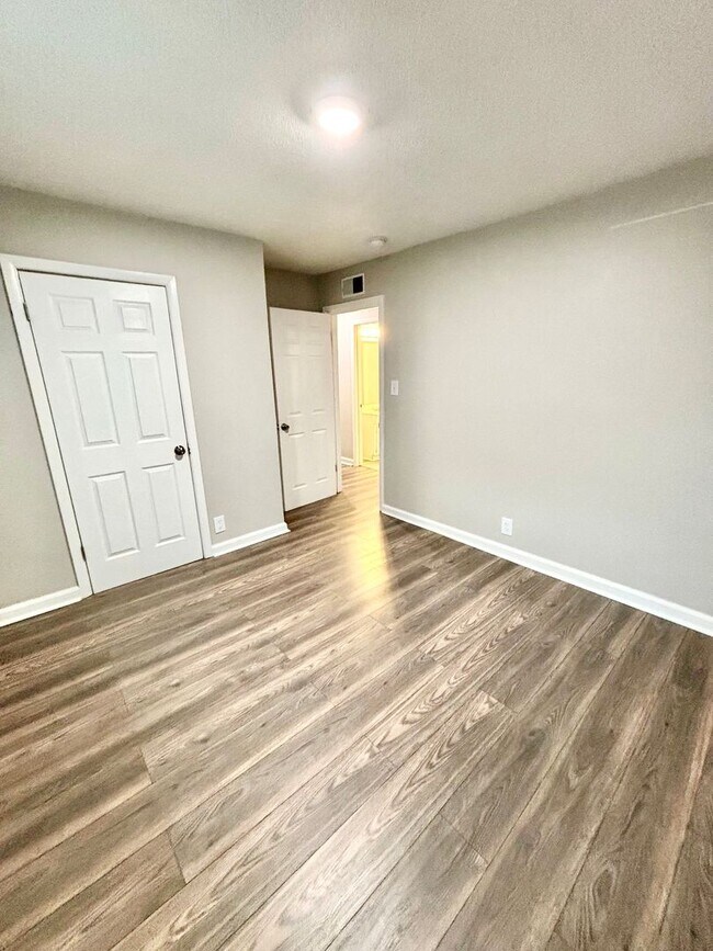 Building Photo - 2215 Sutton Dr
