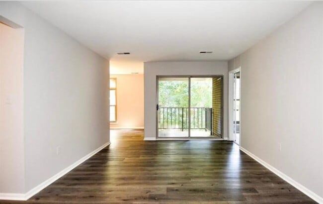 Building Photo - Well-Appointed 2 Bed 1 Bath Condo In Vibra...