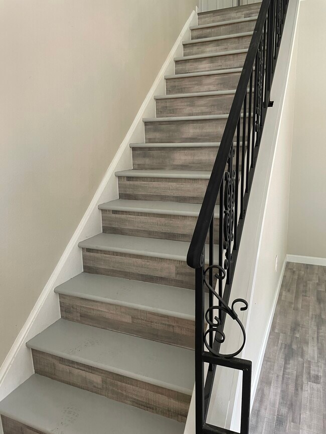 Hardwood Stairs - 19918 Bambiwoods Dr