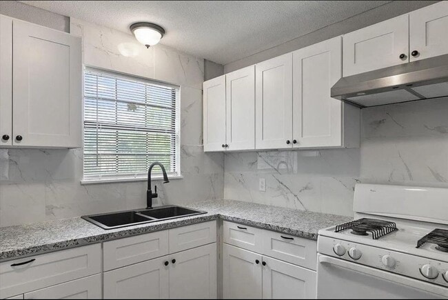 Building Photo - 9033 Oak Knoll Ln